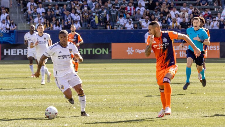 Na estreia de Douglas Costa, Chicharito decide com golaço e LA Galaxy vence atual campeão New York City na primeira rodada da MLS