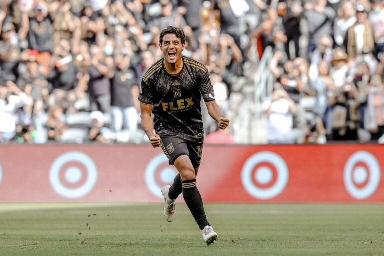 Após assinar com Gareth Bale, LAFC renova com Carlos Vela