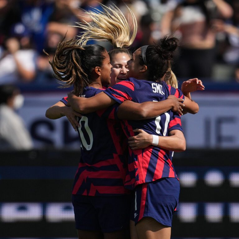 Histórico! Federação de futebol dos Estados Unidos entra em acordo para igualdade salarial entre seleções femininas e masculinas