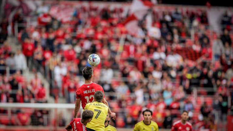 New York Red Bulls sai na frente, mas cede empate para o Columbus Crew nos segundos finais