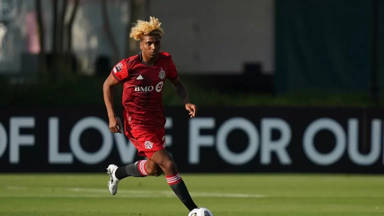 Toronto FC empresta zagueiro para time da Premier League Canadense