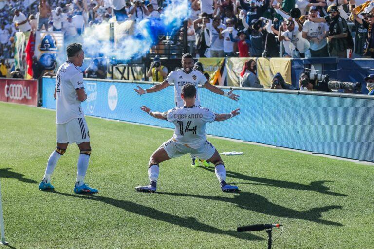 No primeiro El Tráfico da temporada, Chicharito marca e LA Galaxy vence Los Angeles FC