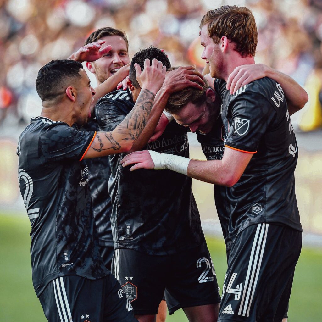 Jogadores do Houston Dynamo comemoram vitória por 3 a 0 no LA Galaxy