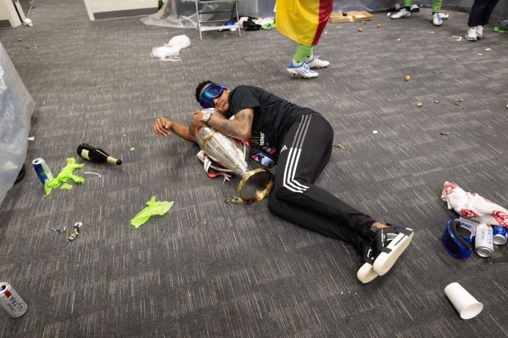Léo Chú junto com a taça da CONCACAF Champions League