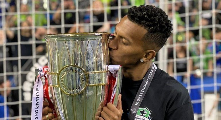 Léo Chú com a taça da CONCACAF Champions League