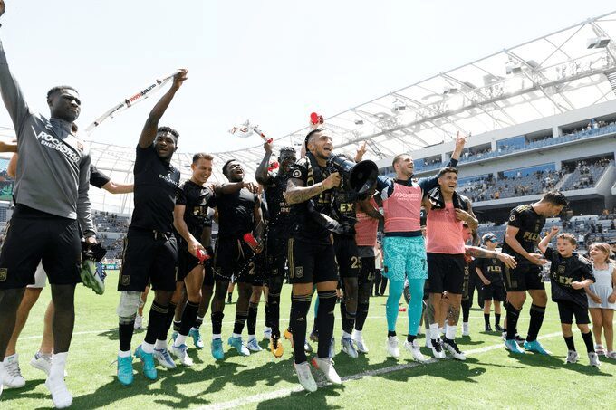 Jogadores comemoram vitória por 2x0 contra o New York Red Bulls