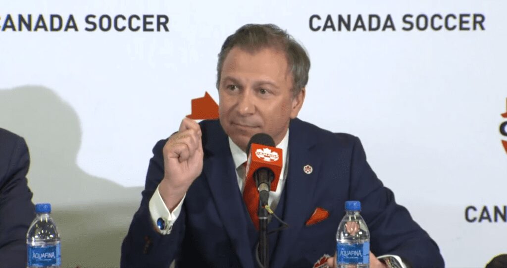 Nick Bontis responde sobre o protesto da seleção do Canadá