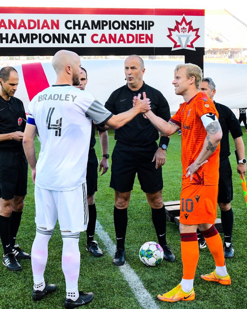 Capitães de Toronto FC e Forge FC, Michael Bradley e Kyle Bekker se cumprimentam
