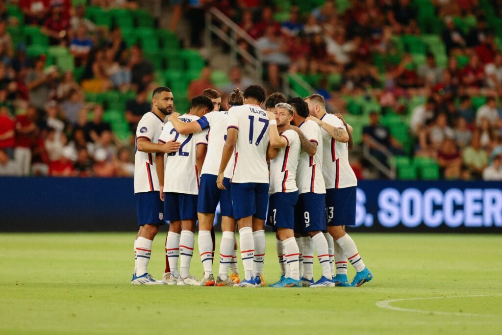 Seleção dos Estados Unidos reunida durante partida contra Granada