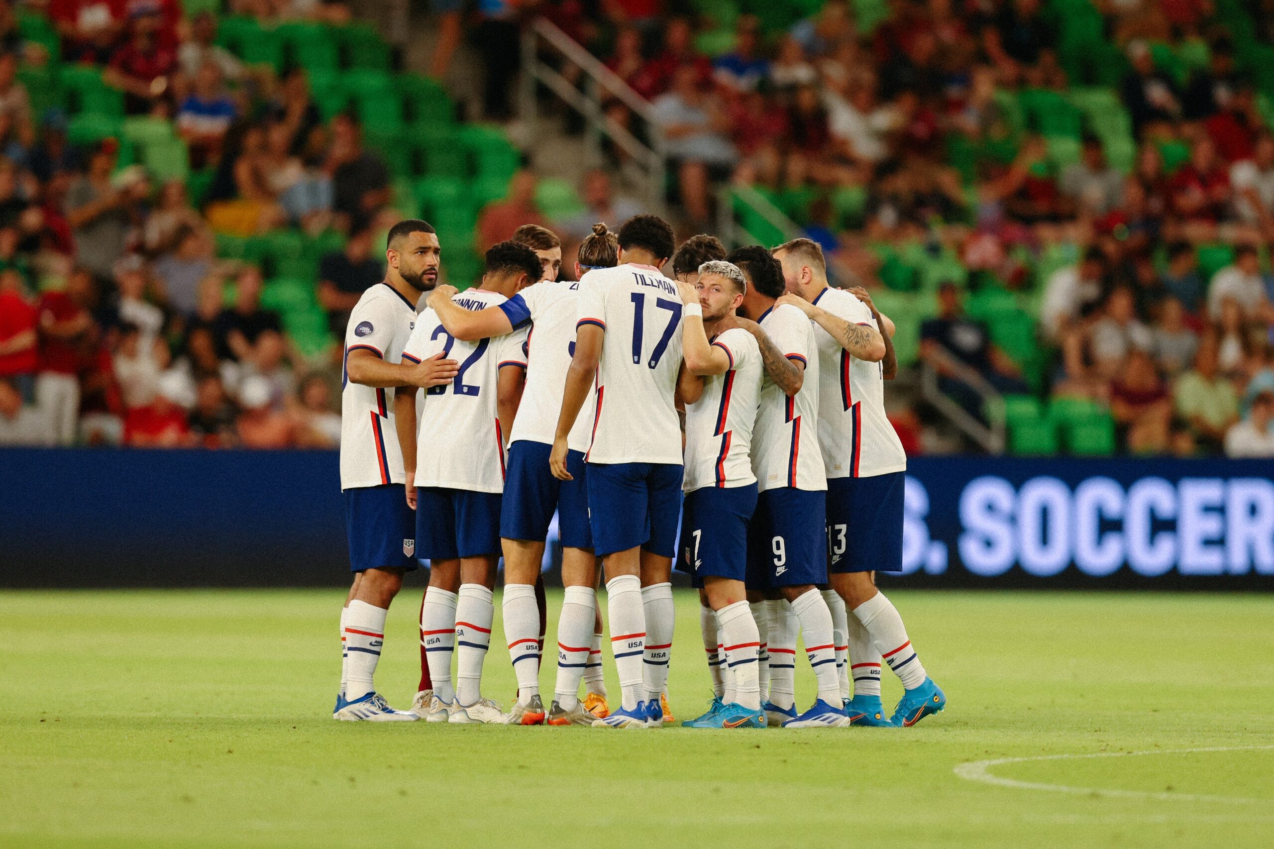 Seleção dos Estados Unidos reunida durante partida contra Granada