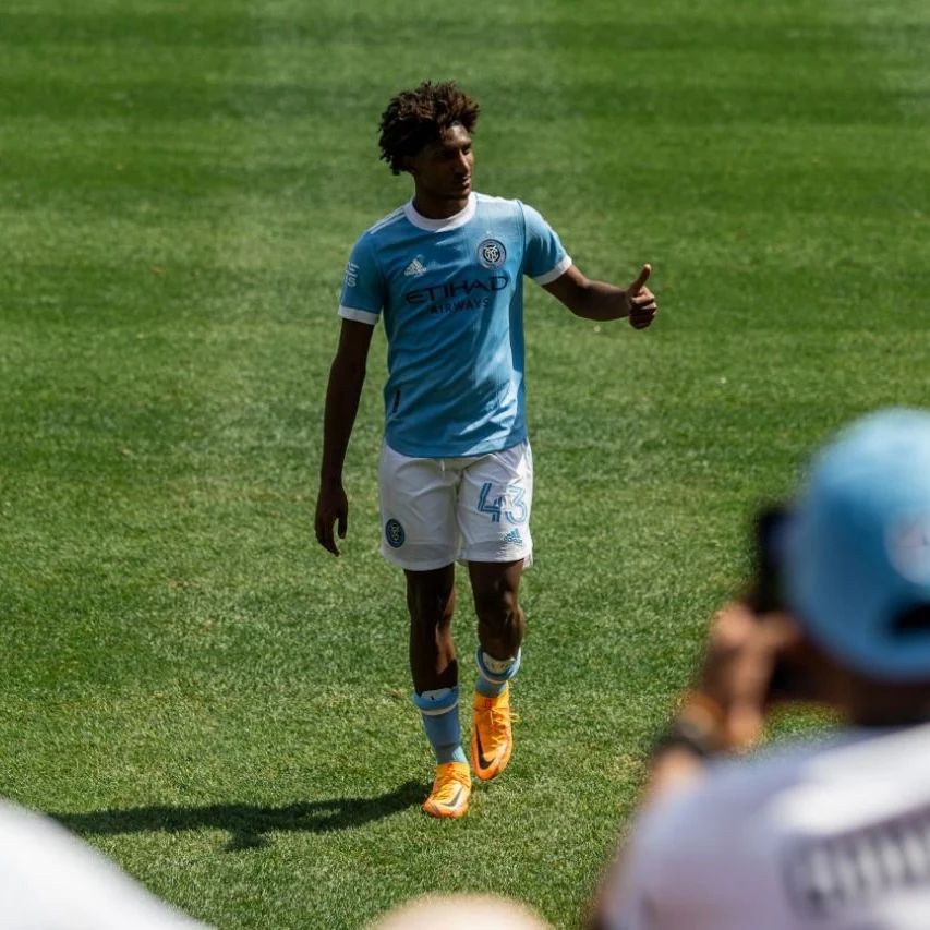 Talles Magno saindo de campo pelo New York City FC