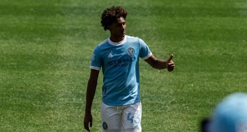 Talles Magno saindo de campo pelo New York City FC