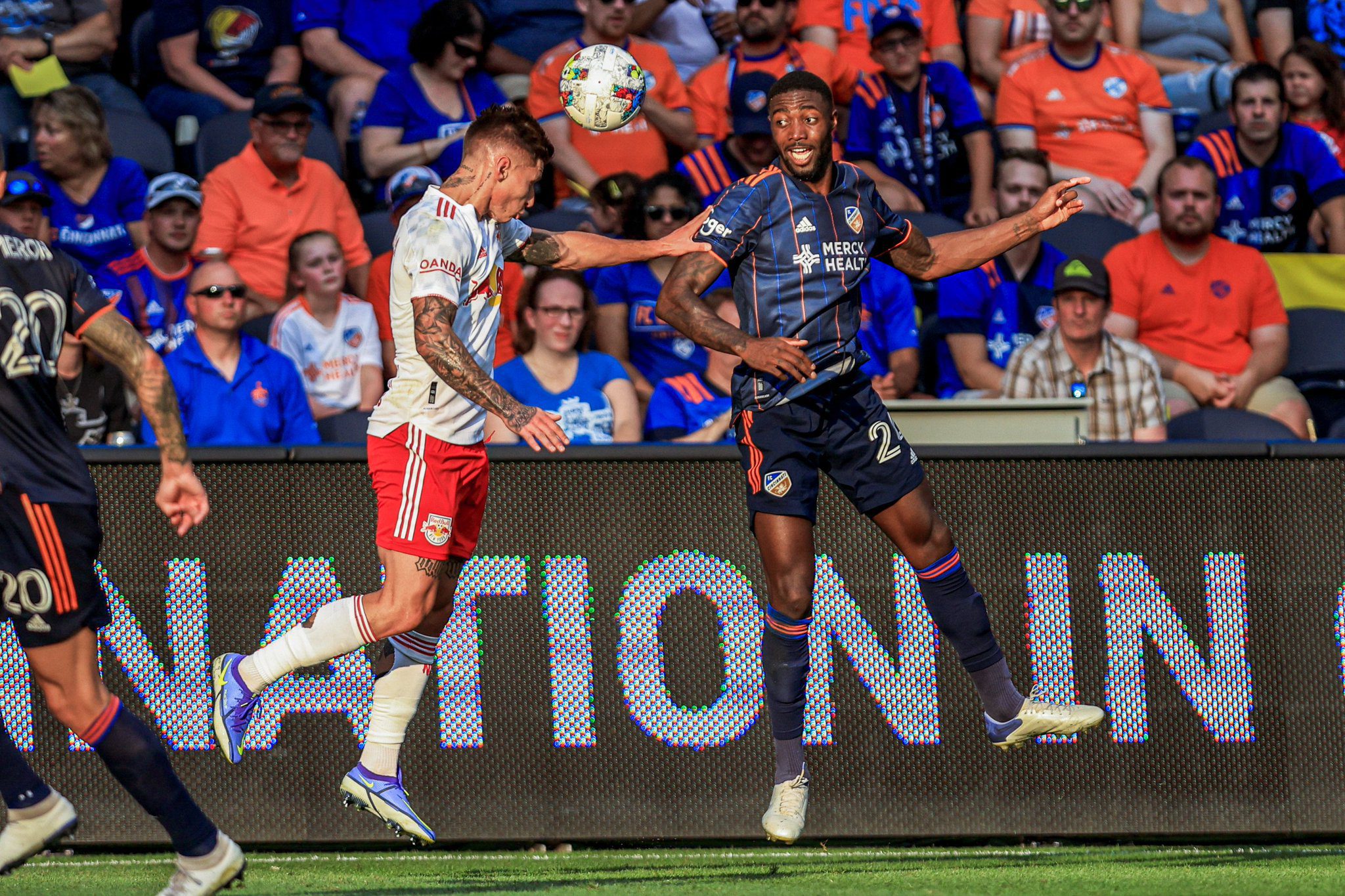 Lance da partida entre FC Cincinnati e New York Red Bulls. (Reprodução/Twitter/RBNY)