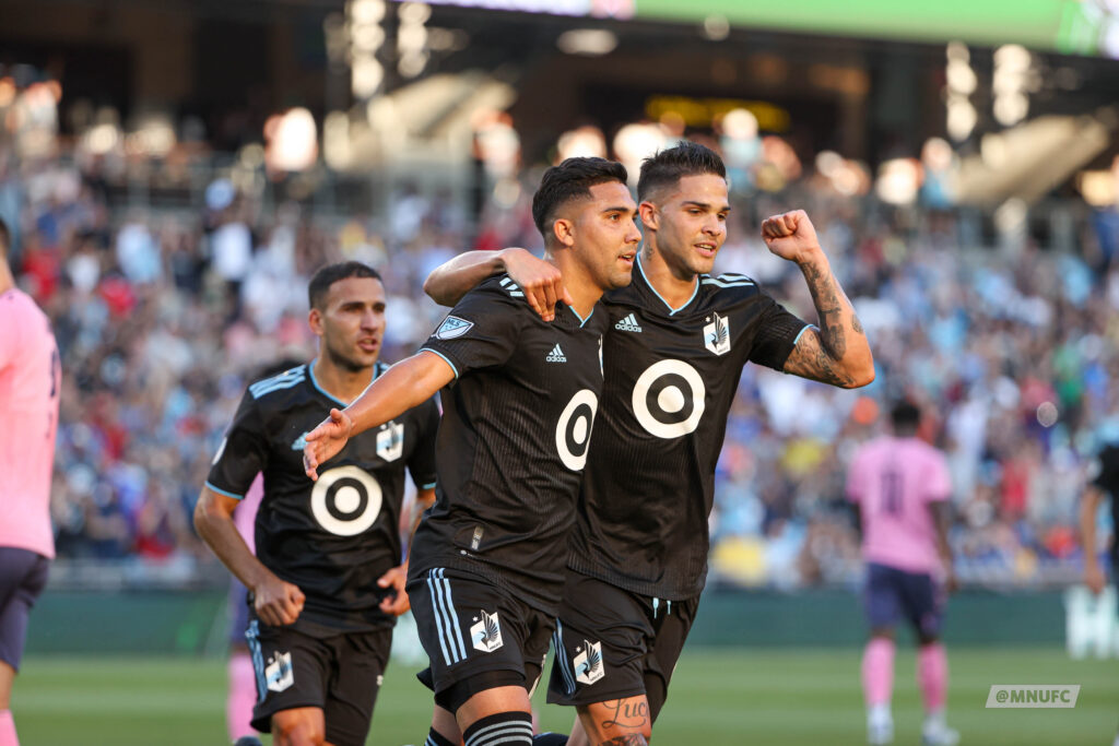 Minnesota United goleia o Everton por 4 a 0; Emmanuel Reynoso comemora gol.