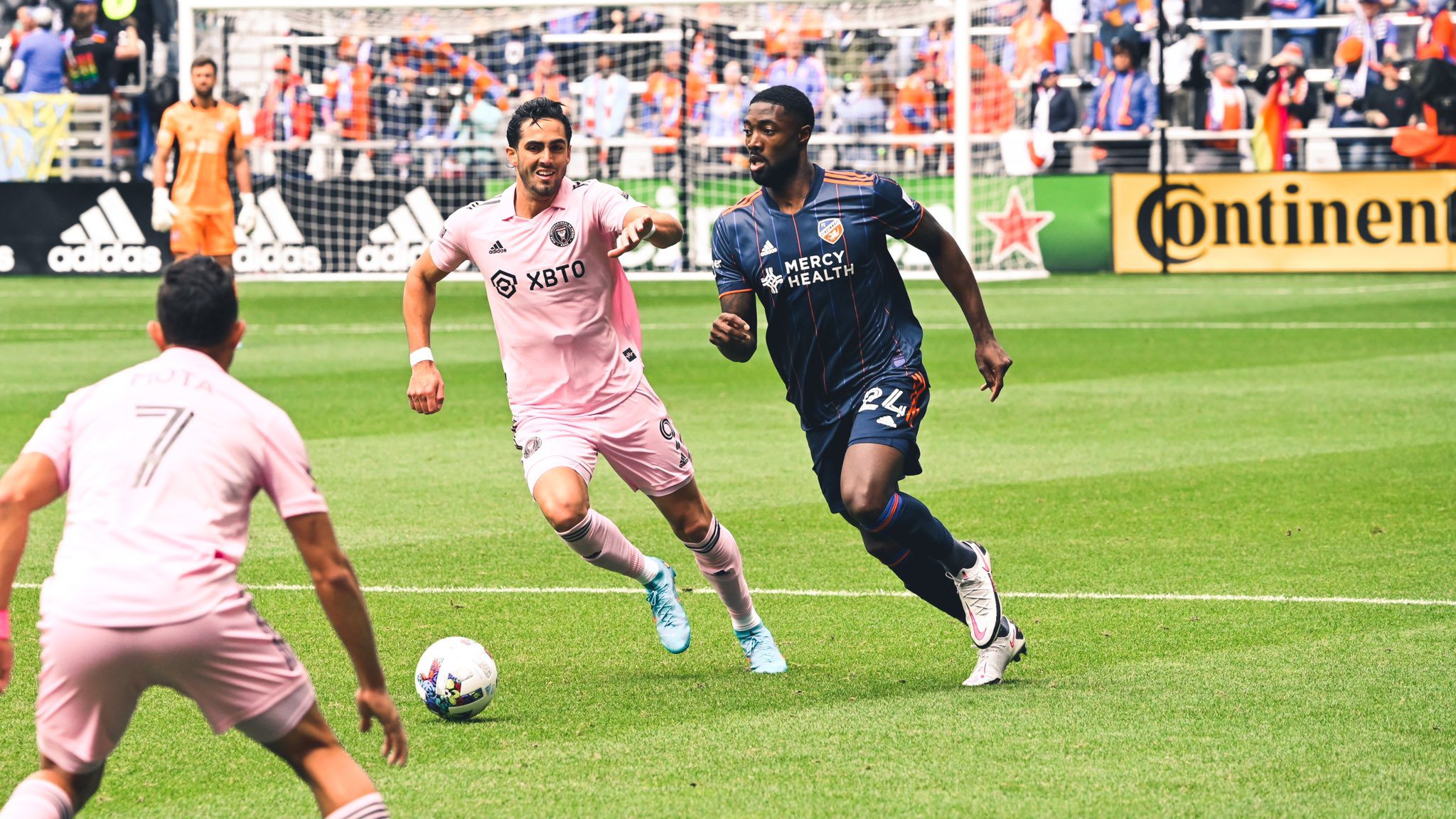 Leonardo Campana e Tyler Blackett disputam a bola