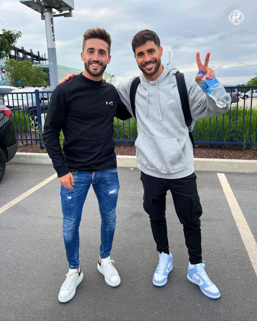 Irmãos, Nacho e Carles Gil jogarão juntos no futebol profissional pela primeira vez