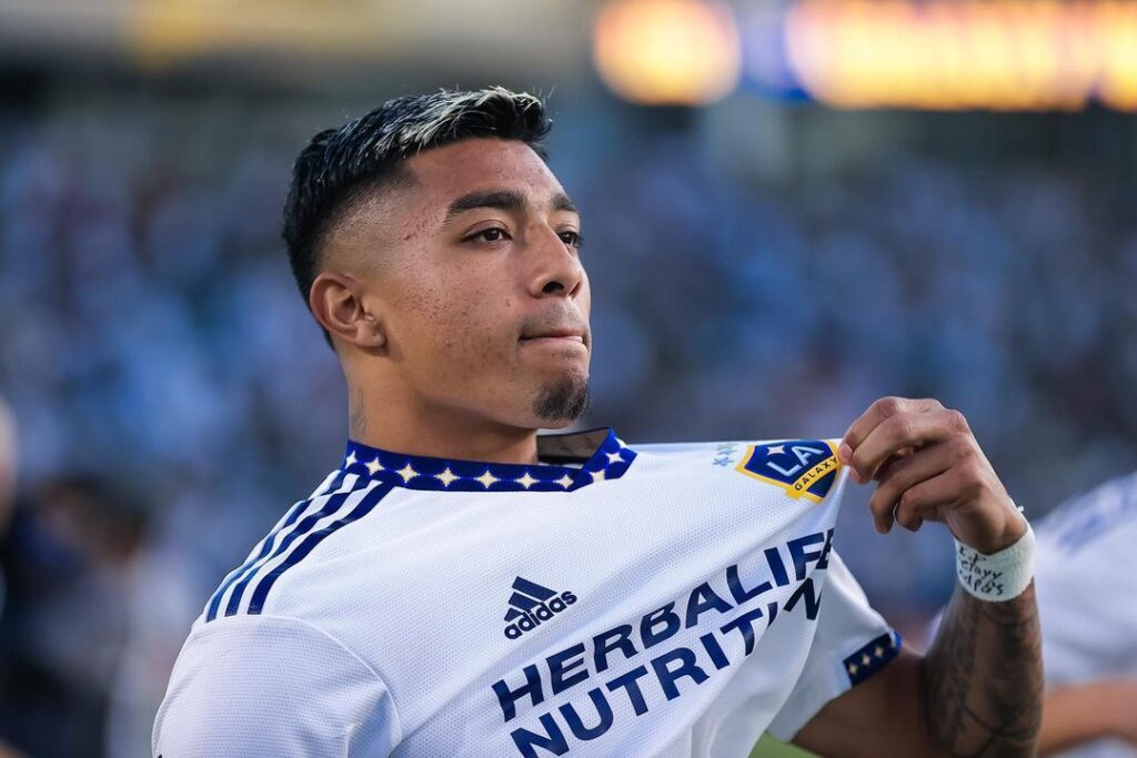 Julián Araujo desponta como possível substituto de Sergiño Dest no Barcelona