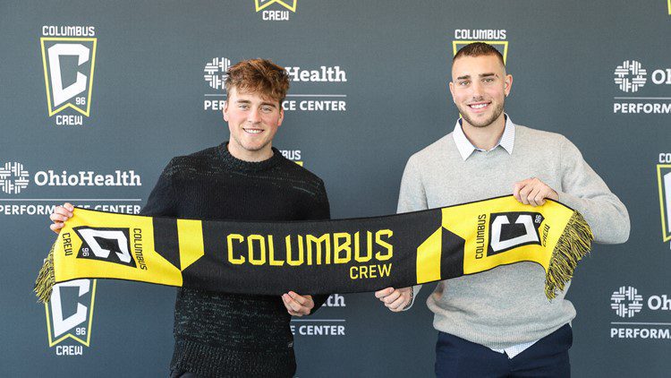 Aidan Morris e Jake Morris posam juntos no anúncio da oficialização da promoção de Morris para o time principal de Columbus Crew