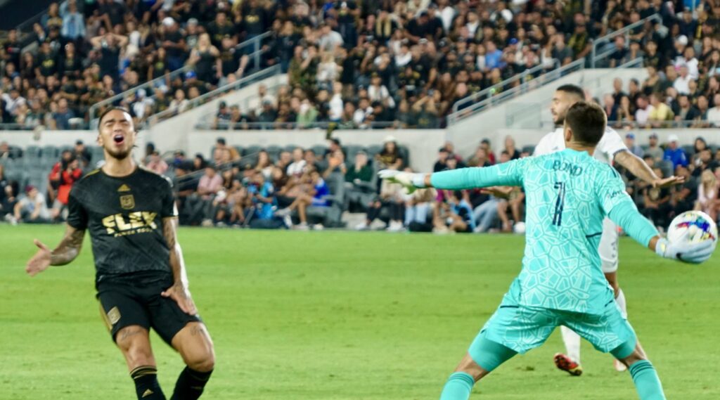 Chicho Arango deixa o LAFC rumo ao futebol mexicano.