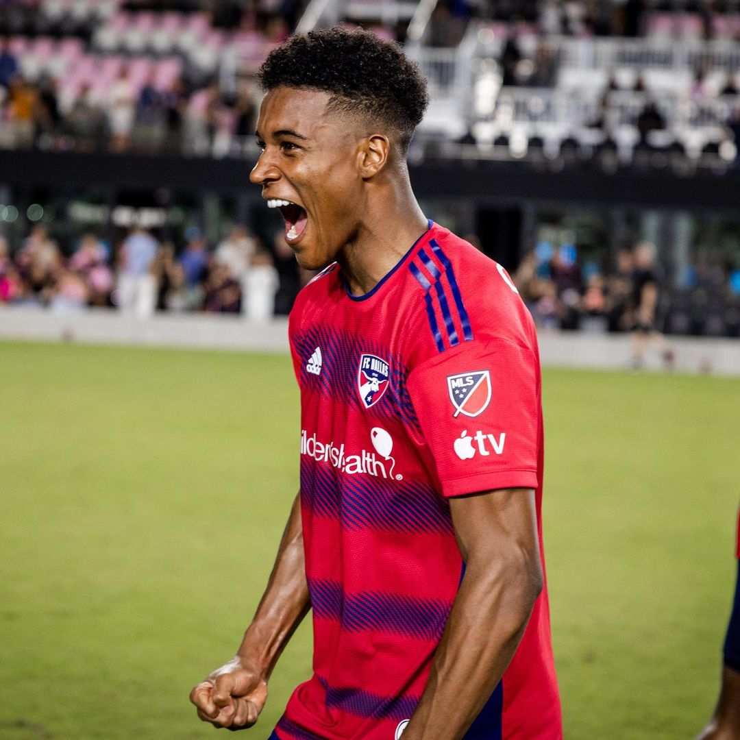 Técnico do FC Dallas projeta futuro de lateral ex-Cruzeiro