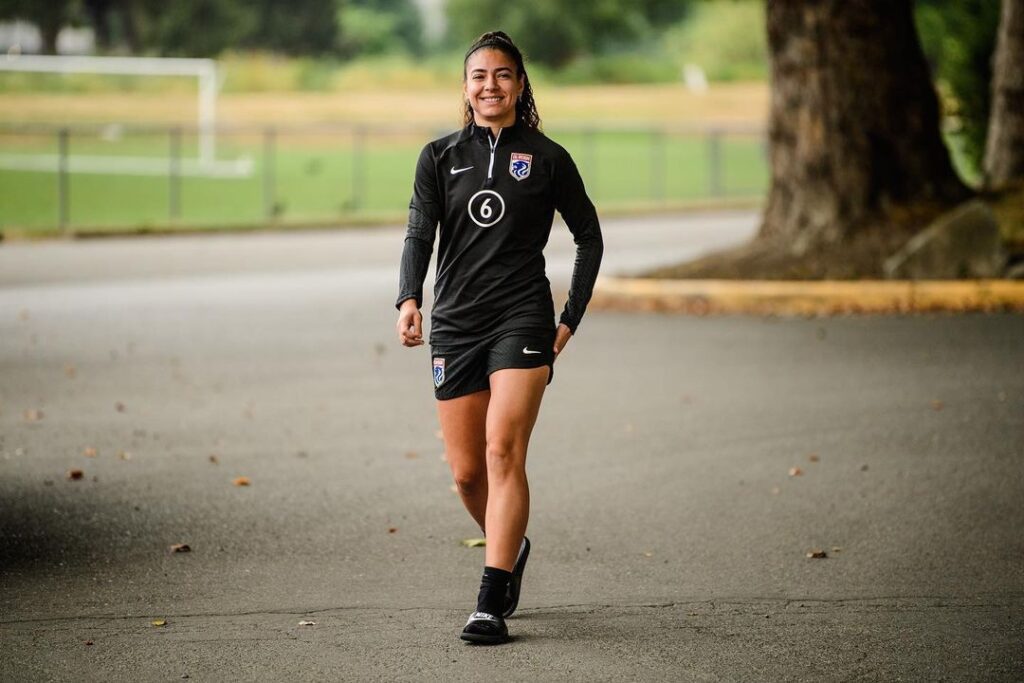 Às vésperas da final da NWSL, brasileira Angelina vive expectativa de ajudar o OL Reign em conquista inédita