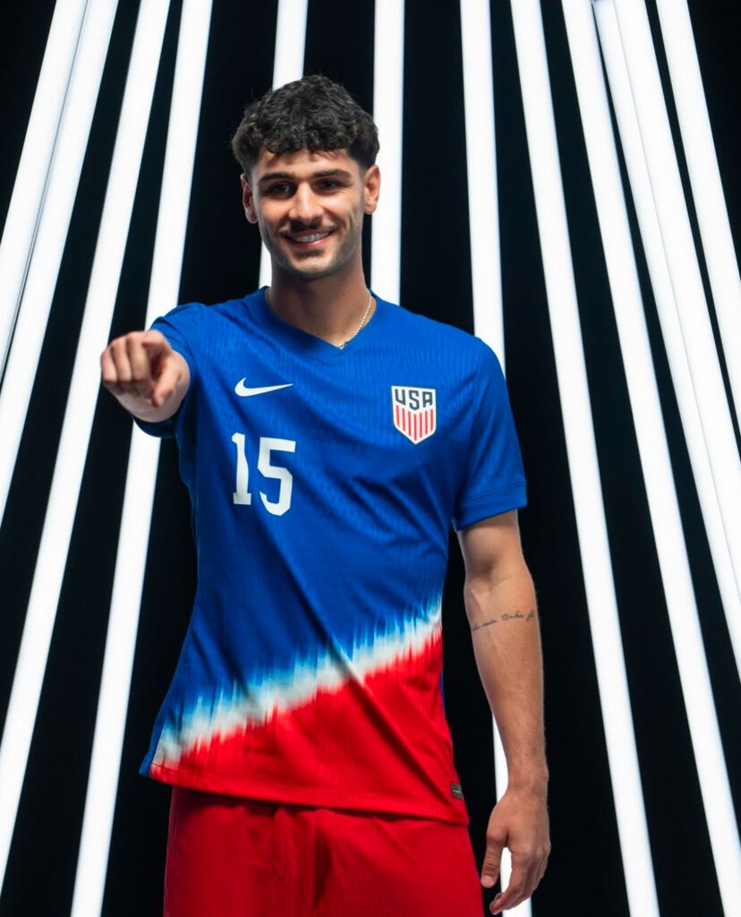 Johnny em apresentação do uniforme