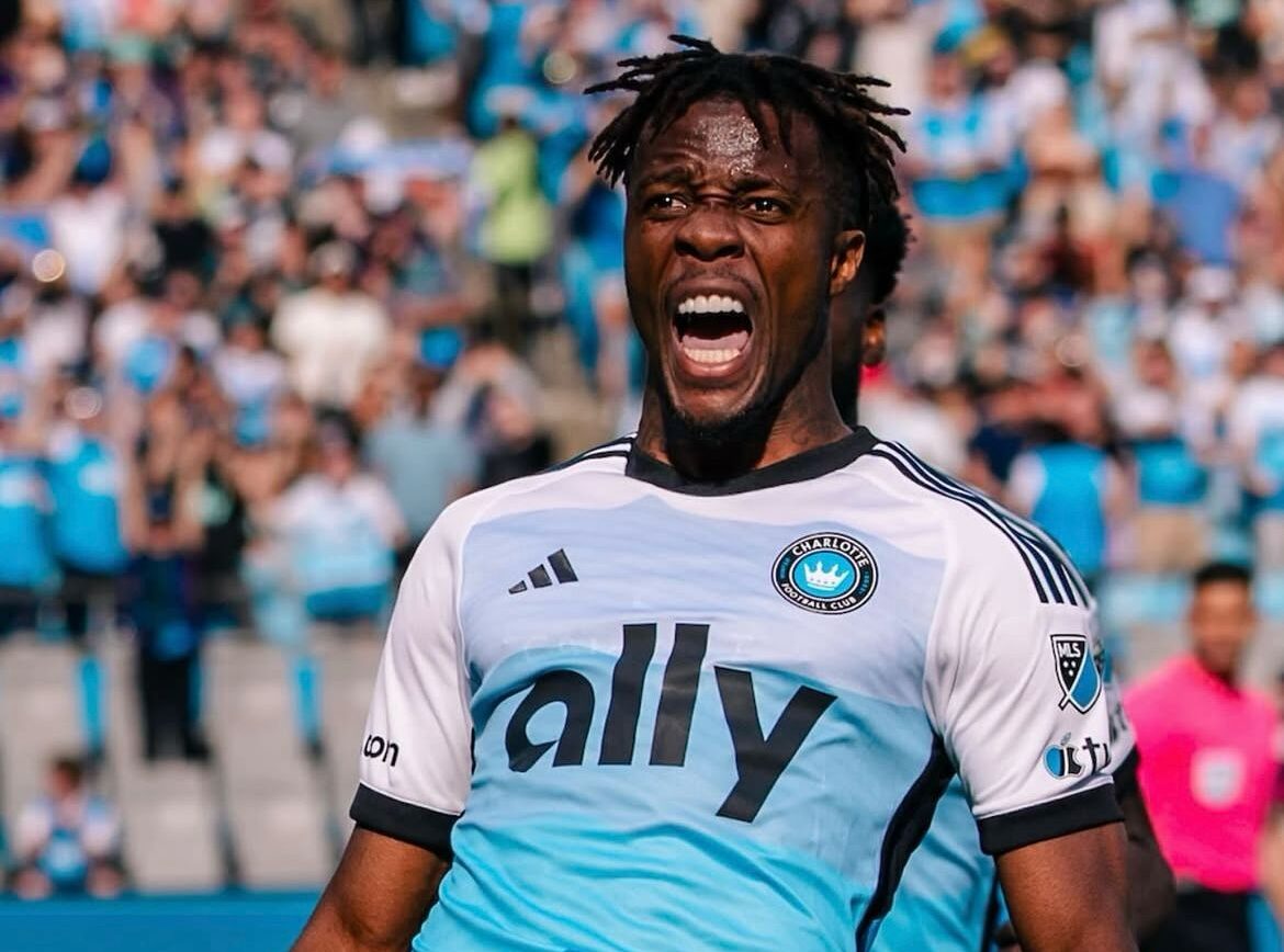 Wilfried Zaha Comemora o gol (Pitchside Brasil)