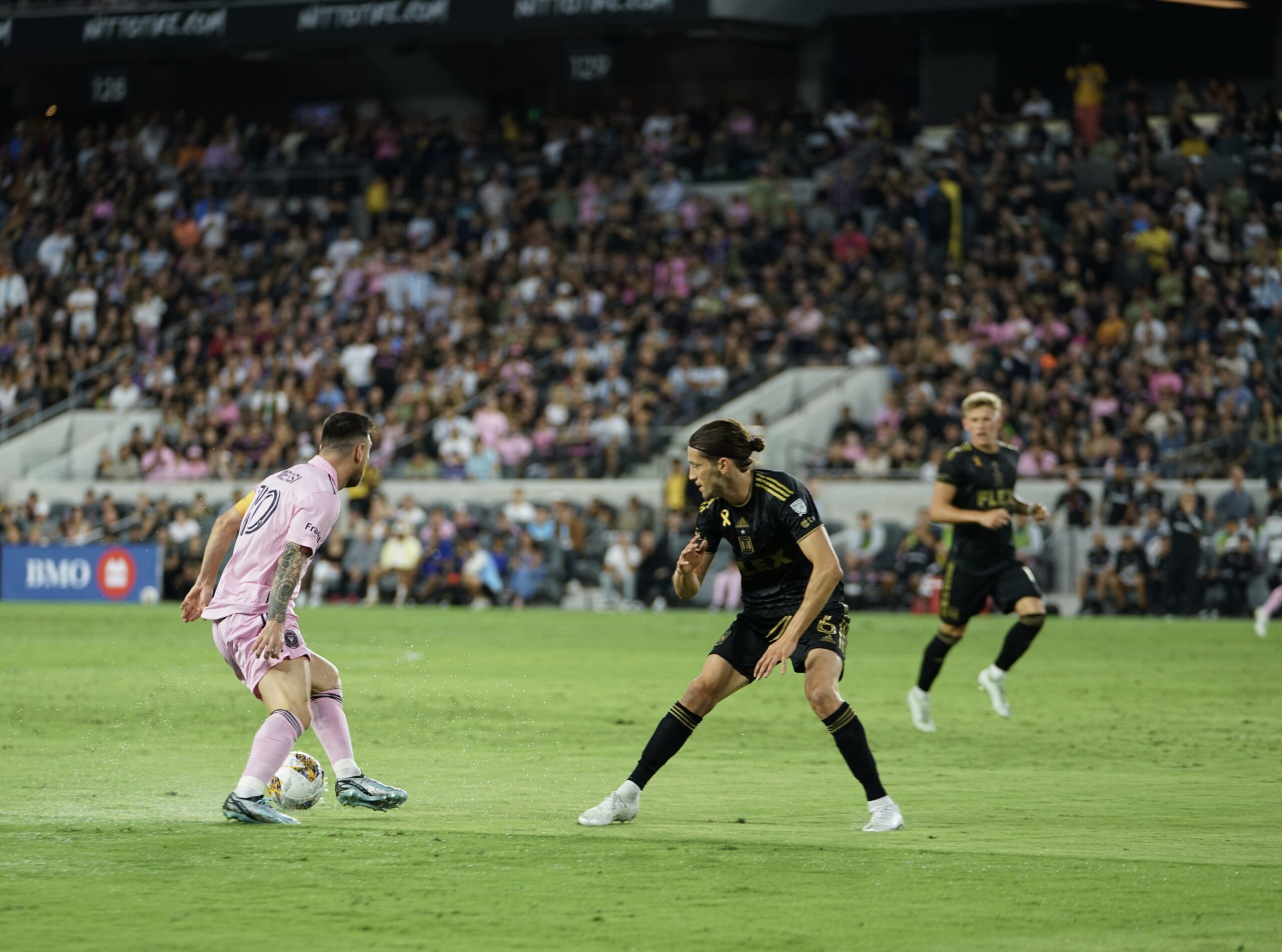 A partida entre LAFC x Inter Miami acontece quinta-feira (03) no BMO Stadium, às 00:30 (horário de Brasília), válida pela da Concacaf Champions Cup. Confira as informações sobre o confronto, prováveis escalações e as melhores opções de apostas.