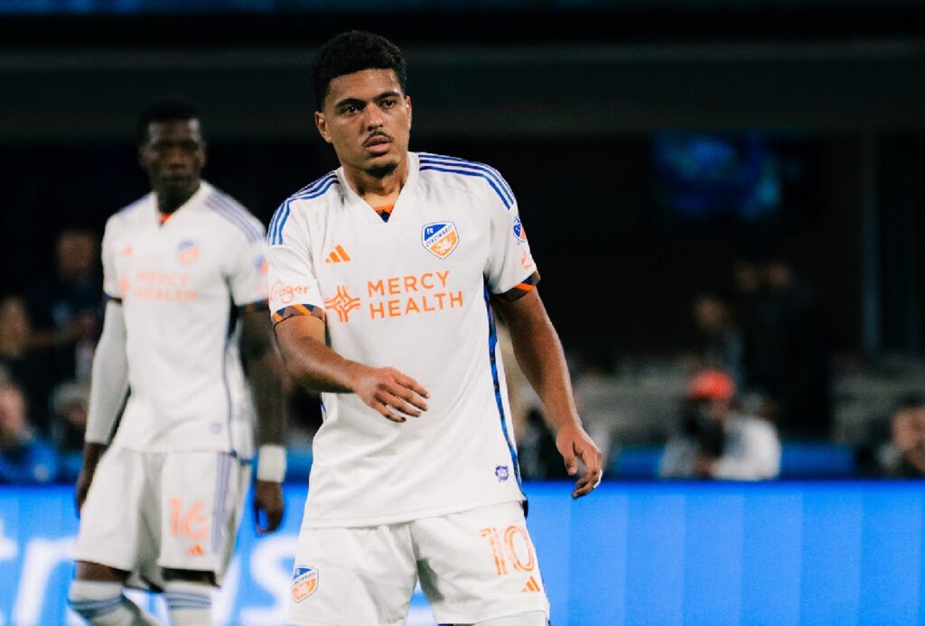 Evander / (Pitchside Brazil)