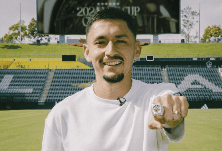Mark Delgado recebe anel de campeão em Los Angeles antes do El Trafico (LA Galaxy / X)