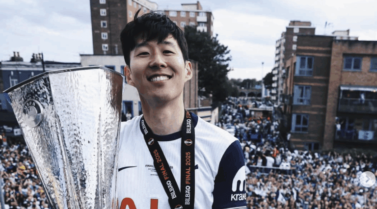 Son Heung-min celebrates title with Tottenham (@hm_son7)