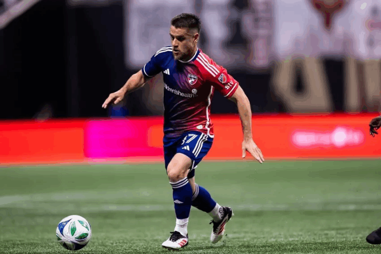 Técnico do Dallas rasga elogios a ex-Corinthians: "Ele se entrega de corpo e alma"