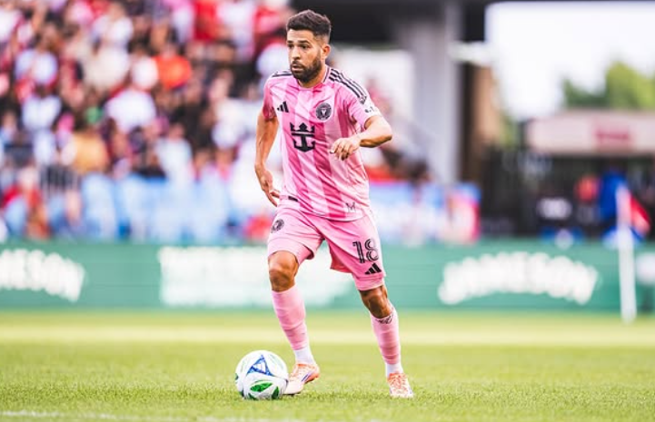 Visando o alto esforço do lateral de 36 anos, Reguilón pode chegar para dar nova energia a posição. Reprodução: Redes sociais