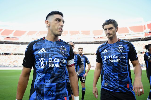 SANTA CLARA, CALIFÓRNIA - 13 DE SETEMBRO: Cristian Espinoza, camisa 10 do San Jose Earthquakes, e Ian Harkes, camisa 6 (à direita), estão em campo antes da partida contra o Los Angeles FC no Levi's Stadium, em 13 de setembro de 2025, em Santa Clara, Califórnia. (Foto de Eakin Howard/Getty Images)