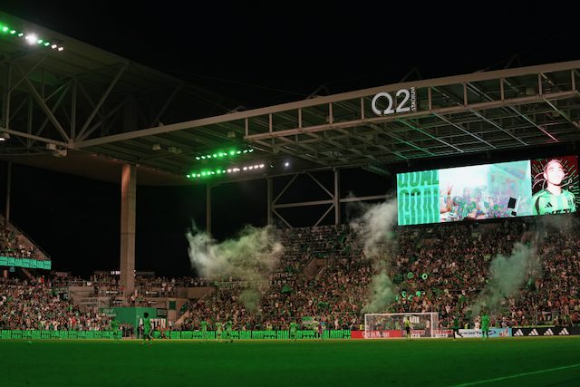 Q2 Stadium após um gol de Owen Wolff #33 do Austin FC durante uma partida contra o Los Angeles FC no Q2 Stadium em 12 de outubro de 2025 em Austin, Texas.