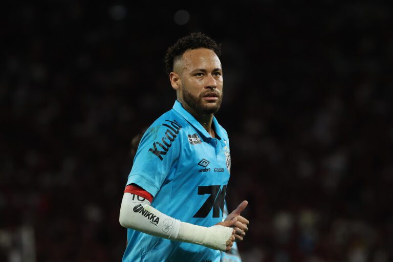 RIO DE JANEIRO, BRASIL - 9 DE NOVEMBRO: Neymar Jr., do Santos, observa a partida entre Flamengo e Santos, válida pelo Brasileirão 2025, no Estádio do Maracanã, em 9 de novembro de 2025, no Rio de Janeiro, Brasil. (Foto de Wagner Meier/Getty Images)