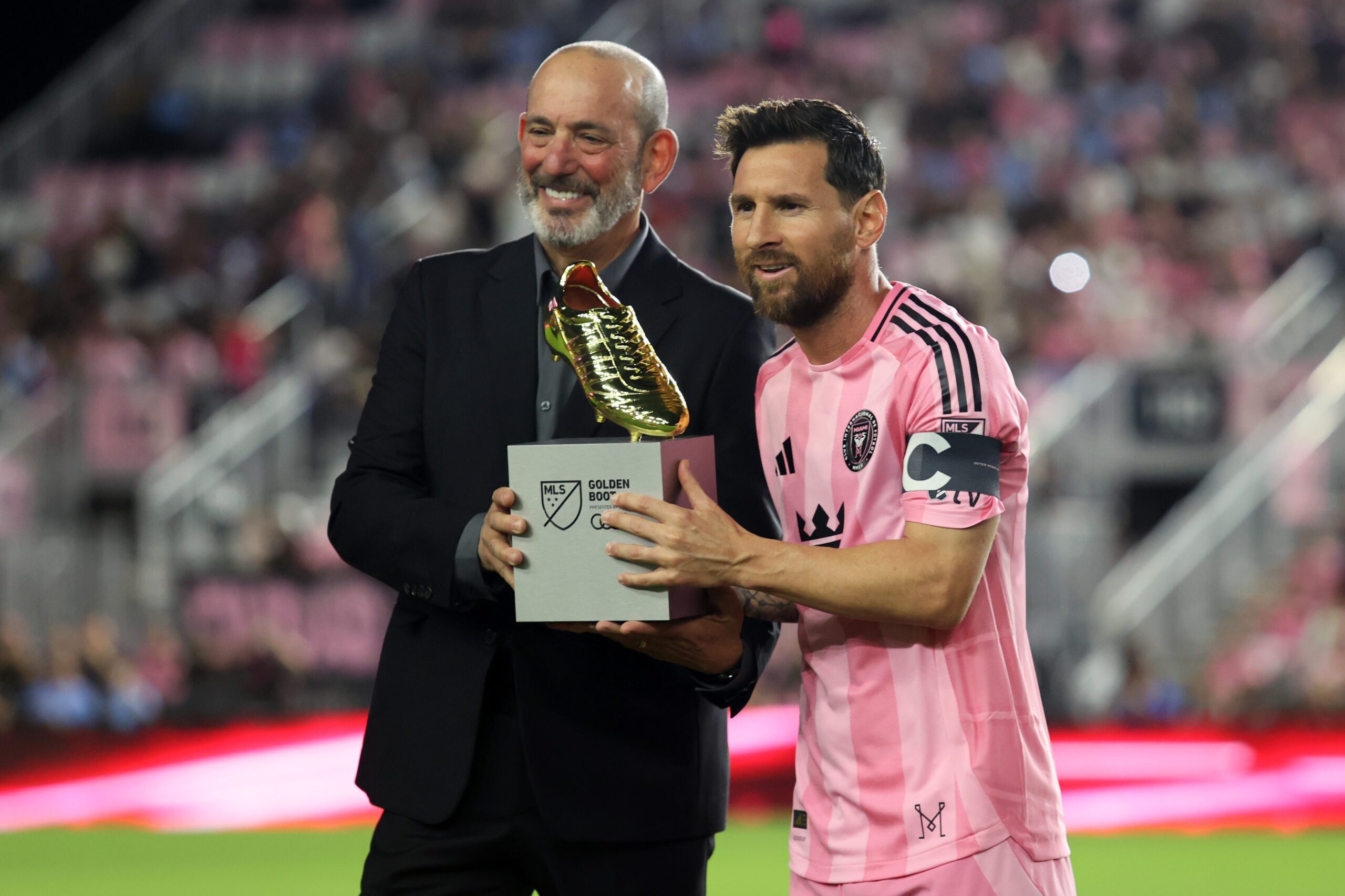 FORT LAUDERDALE, FLÓRIDA - 24 DE OUTUBRO: Lionel Messi #10 do Inter Miami CF recebe a Chuteira de Ouro da MLS de Don Garber, Comissário da Major League Soccer, antes da partida dos playoffs da MLS Cup de 2025 entre Inter Miami CF e Nashville SC no Chase Stadium em 24 de outubro de 2025 em Fort Lauderdale, Flórida. (Foto de Leonardo Fernandez/Getty Images)