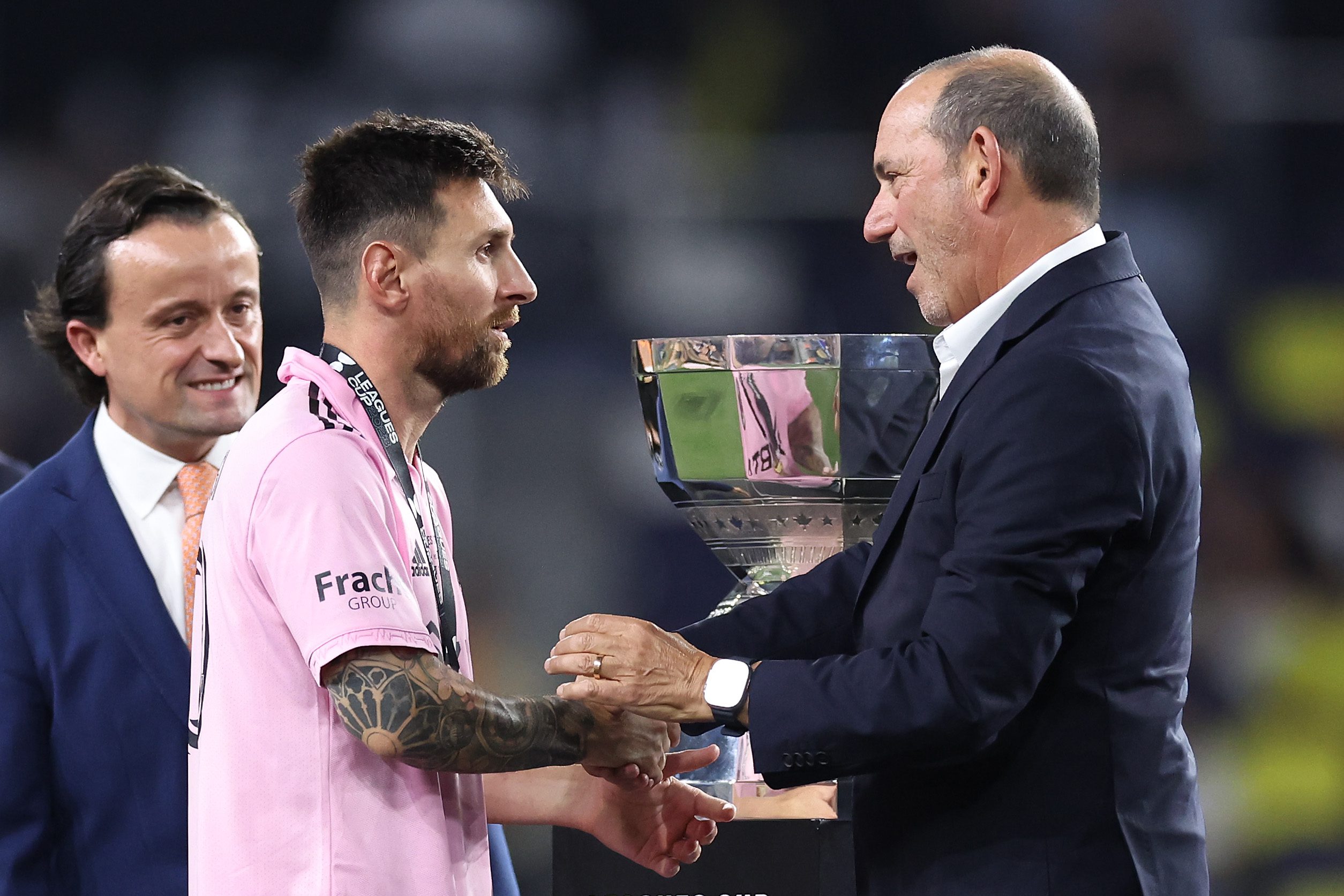 NASHVILLE, TENNESSEE - 19 DE AGOSTO: Lionel Messi, camisa 10 do Inter Miami, cumprimenta o comissário da MLS, Don Garber, após a vitória sobre o Nashville SC na final da Leagues Cup de 2023, disputada no GEODIS Park, em Nashville, Tennessee, em 19 de agosto de 2023. (Foto de Tim Nwachukwu/Getty Images)