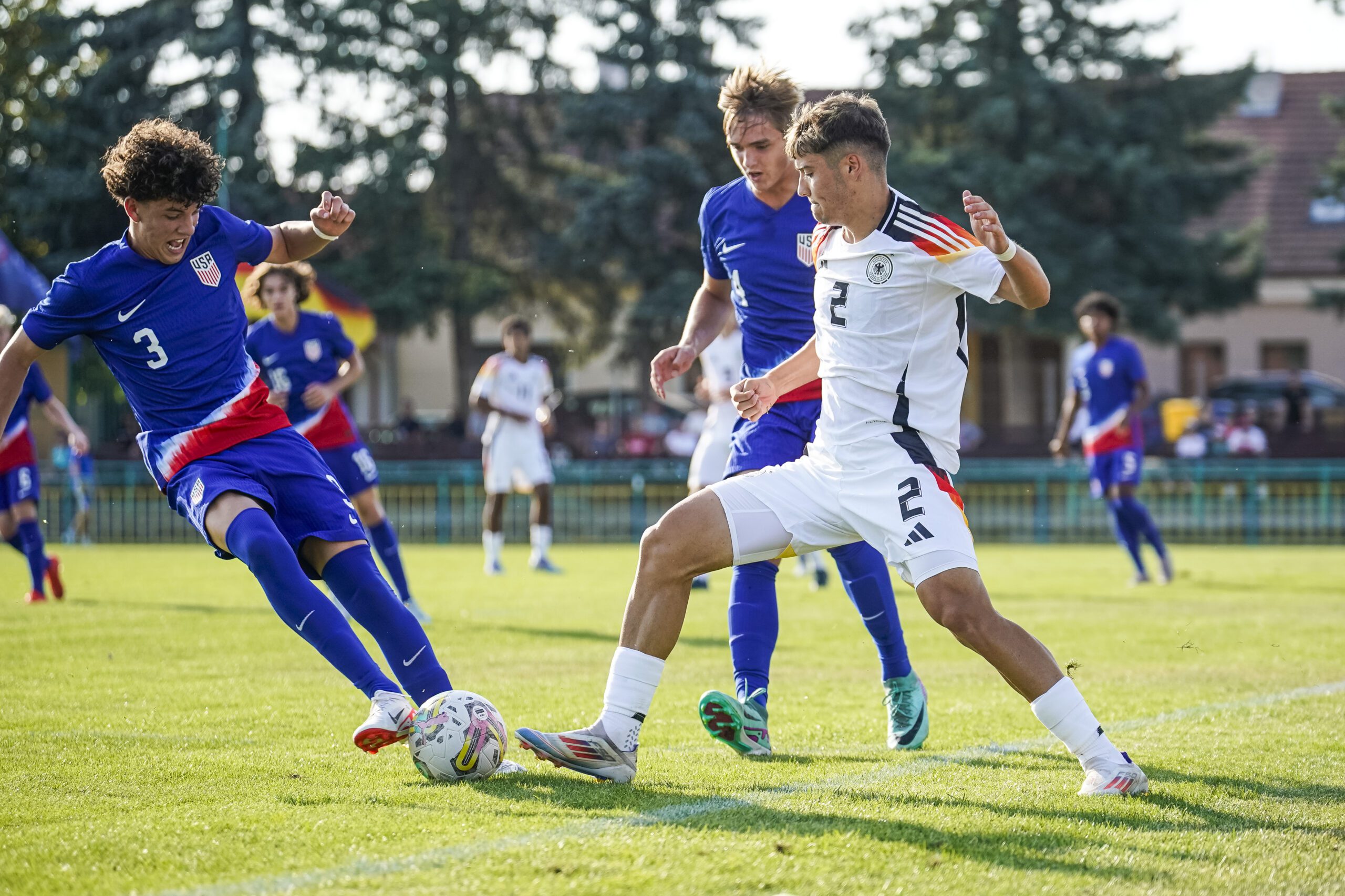MIKULOV, REPÚBLICA CHECA - 4 DE SETEMBRO: Rafael Pinto Pedrosa da Alemanha Sub-18 em ação contra Pedro Guimarães e Christopher Cupps dos EUA Sub-18 durante o amistoso internacional de juniores sub-18 entre EUA e Alemanha no Estádio Mikulov em 4 de setembro de 2024 em Mikulov, República Tcheca. (Foto de Christian Hofer/Getty Images para DFB)
