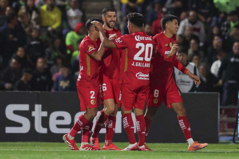 Com golaço de ex-São Paulo e após disputa de 24 pênaltis, Toluca é bicampeão mexicano