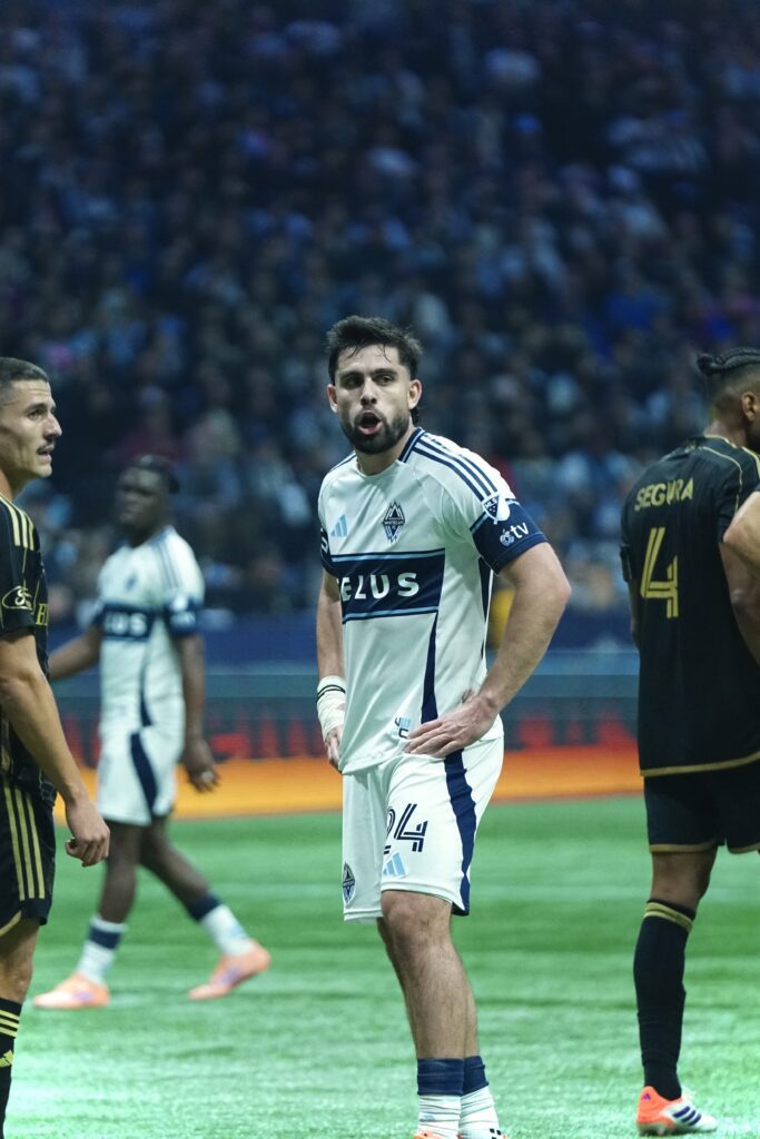 Brian White #24 do Vancouver Whitecaps FC durante a semifinal da conferência entre o Vancouver Whitecaps FC e o Los Angeles Football Club no BC Place nos Playoffs da Copa MLS de 2025 em 22 de novembro de 2025 em Vancouver, British Columbia. (Foto de Celso Oliveira/Territorio MLS)