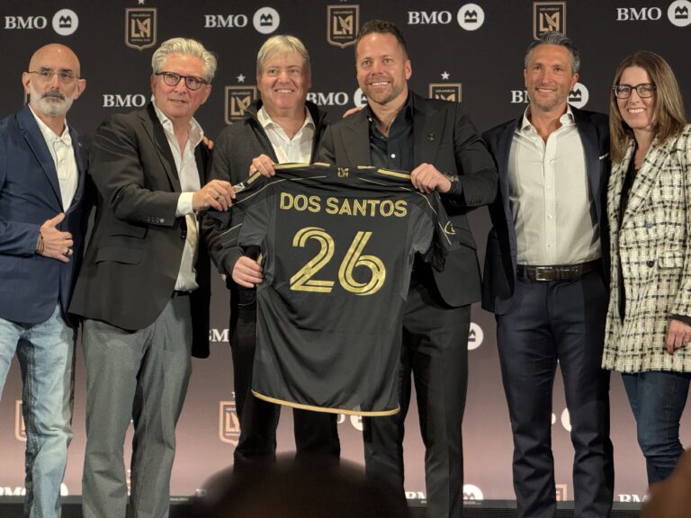 Marc dos Santos com os donos do LAFC em Los Angeles (Celso Oliveira / Territorio MLS)