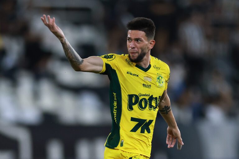 Jemmes de Mirassol comemora depois de marcar o segundo gol da equipe durante a partida entre Botafogo e Mirassol como parte da Brasileirao 2025 no Estádio Olímpico Nilton Santos em 17 de setembro de 2025 no Rio de Janeiro, Brasil.