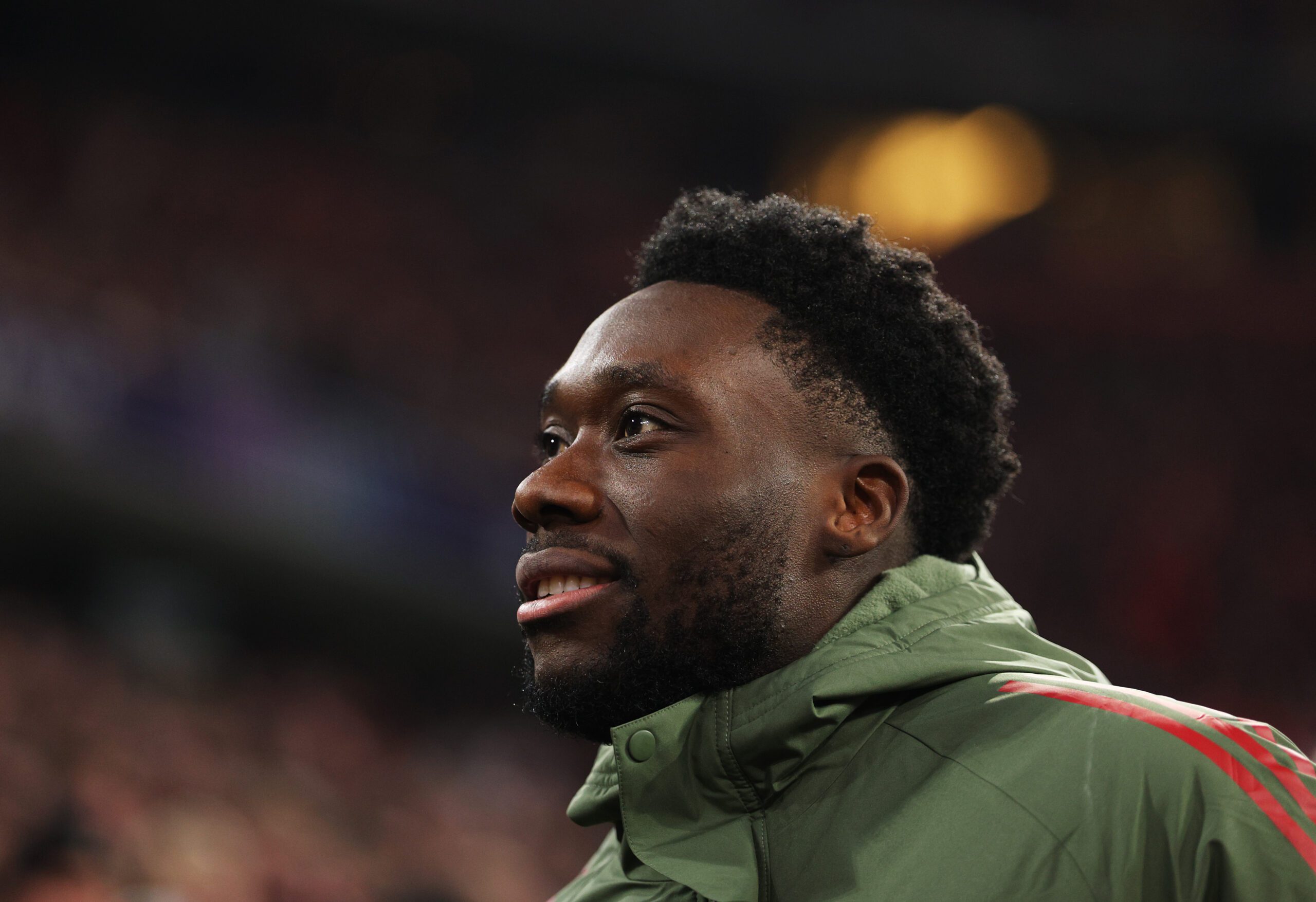 Alphonso Davies do Bayern de Munique durante a partida da Fase MD6 da UEFA Champions League 2025/26 League entre o FC Bayern München e o Sporting Clube de Portugal na Football Arena Munich em 09 de dezembro de 2025 em Munique, Alemanha.