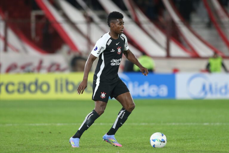 Felix Torres, do Corinthians, domina a bola durante uma partida da Copa CONMEBOL Sul-Americana entre Huracán e Corinthians no Estádio Tomás Adolfo Ducó, em Buenos Aires, Argentina, em 27 de maio de 2025.