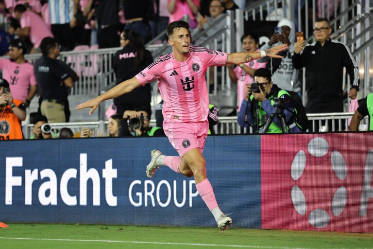 FORT LAUDERDALE, FLÓRIDA - 29 DE NOVEMBRO: Tadeo Allende #21 do Inter Miami CF comemora depois de marcar o quarto gol de sua equipe durante a partida final da conferência leste da Audi 2025 MLS Cup entre o Inter Miami CF e o New York City FC no Chase Stadium em 29 de novembro de 2025 em Fort Lauderdale, Flórida. (Foto de Carmen Mandato/Getty Images)