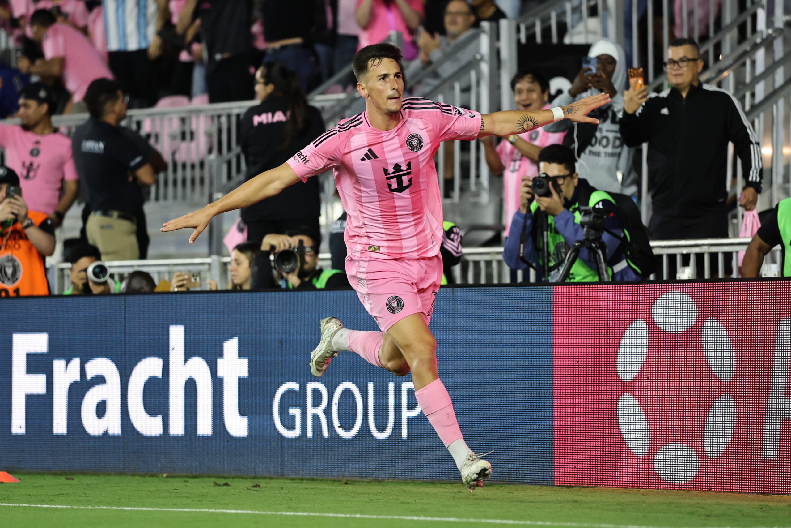 FORT LAUDERDALE, FLÓRIDA - 29 DE NOVEMBRO: Tadeo Allende #21 do Inter Miami CF comemora depois de marcar o quarto gol de sua equipe durante a partida final da conferência leste da Audi 2025 MLS Cup entre o Inter Miami CF e o New York City FC no Chase Stadium em 29 de novembro de 2025 em Fort Lauderdale, Flórida. (Foto de Carmen Mandato/Getty Images)