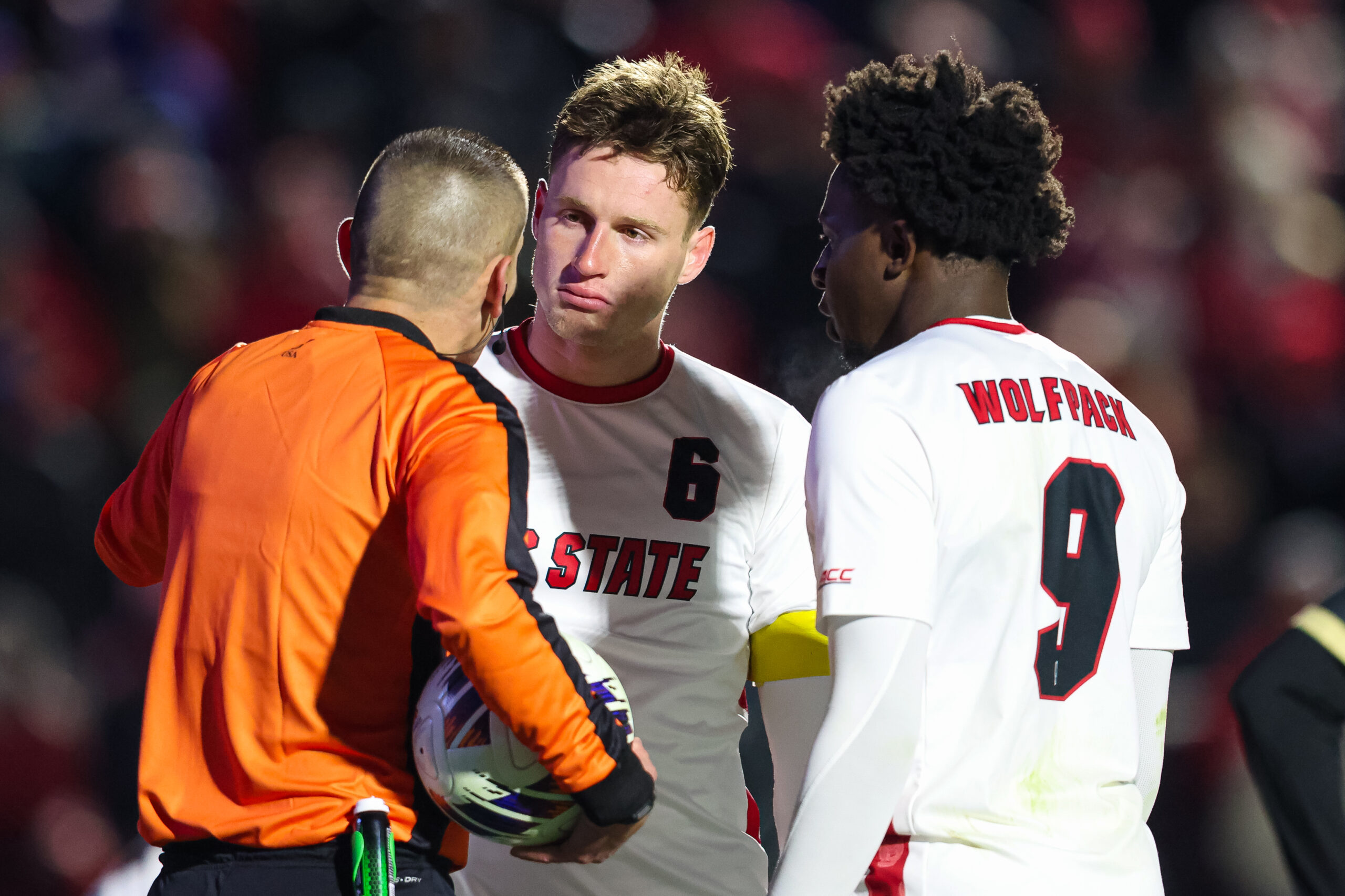 Nikola Markovic #6 do NC State Wolfpack conversa com o árbitro ao lado de Ibrahim Conde #9 do NC State Wolfpack no WakeMed Soccer Park em 15 de dezembro de 2025 em Cary, Carolina do Norte. (Foto de Ryan Hunt/Getty Images)