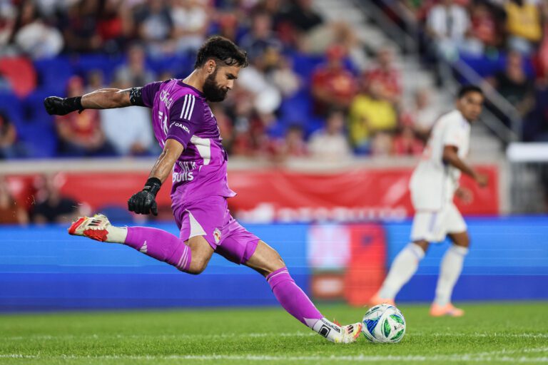 Carlos Coronel #31 do New York Red Bulls cobra um tiro de meta durante o primeiro tempo da partida contra o FC Cincinnati na Red Bull Arena em 4 de outubro de 2025 em Harrison, Nova Jersey. (Foto de Caean Couto/Getty Images)