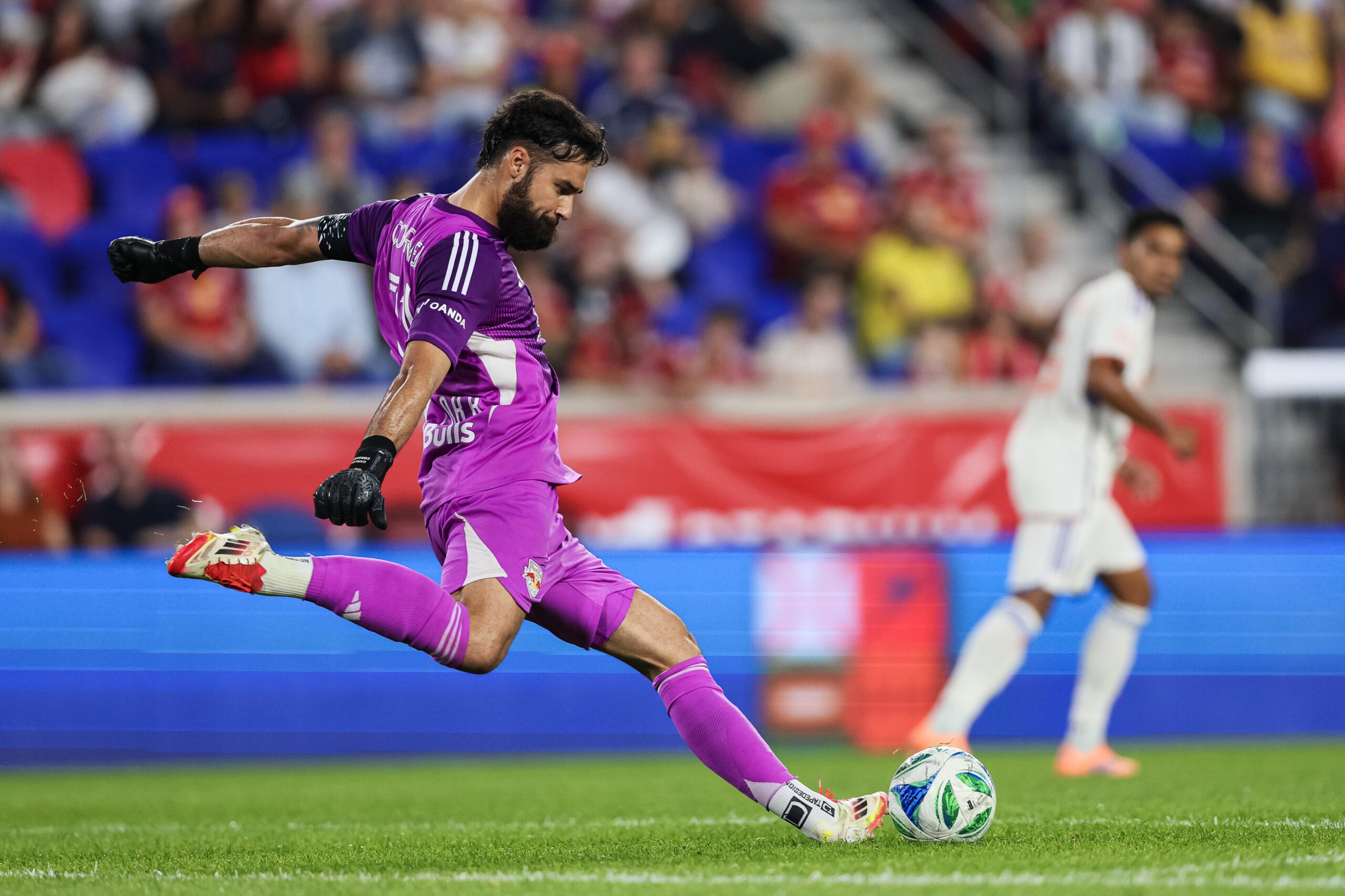 Carlos Coronel #31 do New York Red Bulls cobra um tiro de meta durante o primeiro tempo da partida contra o FC Cincinnati na Red Bull Arena em 4 de outubro de 2025 em Harrison, Nova Jersey. (Foto de Caean Couto/Getty Images)